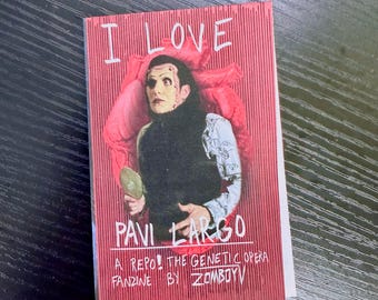 Może przedstawiać: Mały, czerwony fanzin z tytułem "I Love Pavi Largo" w białych literach. Okładka przedstawia portret osoby z makijażem i czarnym topem. Widoczny jest również tekst "A Repo! The Genetic Opera Fanzine by ZomboyV".