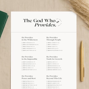 Puede incluir: Un imprimible color crema con el texto "The God Who Provides". Un bolígrafo dorado descansa junto a la página. La página enumera versículos bíblicos bajo títulos como "He Provides in the Wilderness". Una Biblia verde es visible.