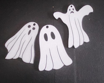 Cute Halloween Ghost Keychain – Spooky Season Bag Charm, Haunted Spirit Key Ring, Trick-or-Treat Gift for Horror Lovers