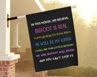 In questa casa crediamo che Bigfoot sia un vero e proprio striscione da giardino e casa, divertente e unico amore per la giustizia sociale, bandiera bifacciale, regalo per l'inaugurazione della casa