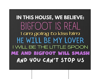 In questa casa crediamo che Bigfoot sia reale, cartello da giardino leggermente scardinato LGBT + giustizia sociale amore regalo bifacciale per inaugurazione della casa per matrimonio