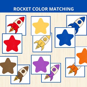 Puede incluir: Una hoja de actividades educativas ROCKET COLOR MATCHING con el texto ROCKET COLOR MATCHING en la parte superior. La página muestra varias tarjetas cuadradas con ilustraciones de cohetes y estrellas de colores sólidos en rojo, amarillo, azul, marrón, morado y naranja.