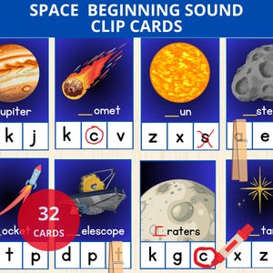Puede incluir: Un conjunto de 32 tarjetas de clip con temática espacial para la fonética de los sonidos iniciales. Cada tarjeta presenta una ilustración colorida de un objeto espacial, como un cometa, un planeta o una estrella, y una palabra con un sonido inicial que falta. Las letras g, k, j, c, v, z, x, s, e, u, r, t, p, d, y  se proporcionan para que el niño pueda elegir la letra correcta para completar la palabra.