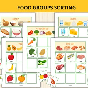 Op de afbeelding: Een sorteeractiviteit voor voedselgroepen met vier witte vellen met de tekst Grains, Dairy, Vegetables, Fruit en Protein. Elk vel bevat een raster voor het sorteren van kleurrijke, geïllustreerde voedselkaarten met fruit, groenten en vlees.