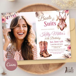 Invito con foto per stivali e abiti, invito per festa in piscina in stile western, festa in stile cowgirl, invito per compleanno in stile boho estivo, biglietto con paesaggio Canva CP26