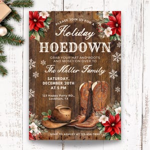 Könnte beinhalten: Eine rechteckige Einladungskarte mit dunklem Holzmaserungshintergrund, verziert mit roten Weihnachtssternen, Tannenzweigen und weißen Schneeflocken. Der Text lautet: Please join us for a Holiday Hoedown, The Miller Family, Samstag, 20. Dezember um 17 Uhr, 123 Happy Party Rd., Lockhart, TX, RSVP an Ashley unter 123-456-7890. Ein brauner Cowboyhut und zwei braune Leder-Cowboystiefel sind unten abgebildet.