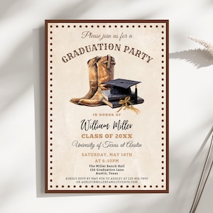 Op de afbeelding: Een uitnodiging voor een afstudeerfeest met een bruine rand en een crèmekleurige achtergrond. De uitnodiging bevat een illustratie van cowboylaarzen, een afstudeerhoed en boeken. Tekst bevat "Afstudeerfeest" en evenementdetails.