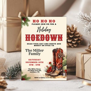 Könnte beinhalten: Eine rechteckige Einladungskarte mit cremefarbenem Hintergrund und rotem sowie schwarzem Text, der HO HO HO PLEASE JOIN US FOR A Holiday HOEDOWN lautet. Das Design zeigt ein Paar braun-rote Cowboystiefel, Tannenzweige und rote Beeren.