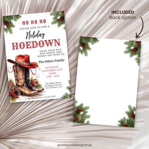 K&ouml;nnte beinhalten: Eine Feiertagseinladungskarte mit einem roten Cowboyhut und braunen Lederstiefeln, verziert mit Tannenzweigen und roten Beeren. Der Text lautet HO HO HO, Holiday HOEDOWN und Veranstaltungsdetails. Eine passende leere Karte ist ebenfalls enthalten.