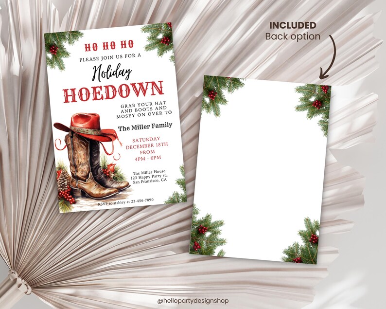 K&ouml;nnte beinhalten: Eine Feiertagseinladungskarte mit einem roten Cowboyhut und braunen Lederstiefeln, verziert mit Tannenzweigen und roten Beeren. Der Text lautet HO HO HO, Holiday HOEDOWN und Veranstaltungsdetails. Eine passende leere Karte ist ebenfalls enthalten.