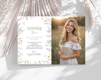 Tarjeta de agradecimiento de graduación con flores silvestres, foto de graduación floral bohemia, femenina, plantilla editable de Canva GR09