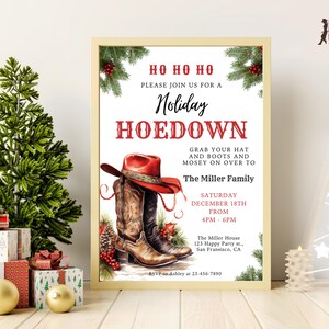 K&ouml;nnte beinhalten: Eine rechteckige Einladungskarte mit hellem Holzrahmen, die einen roten Cowboyhut und braune Lederstiefel zeigt. Der Text lautet: HO HO HO, PLEASE JOIN US FOR A Holiday HOEDOWN, GRAB YOUR HAT AND BOOTS AND MOSEY ON OVER TO.