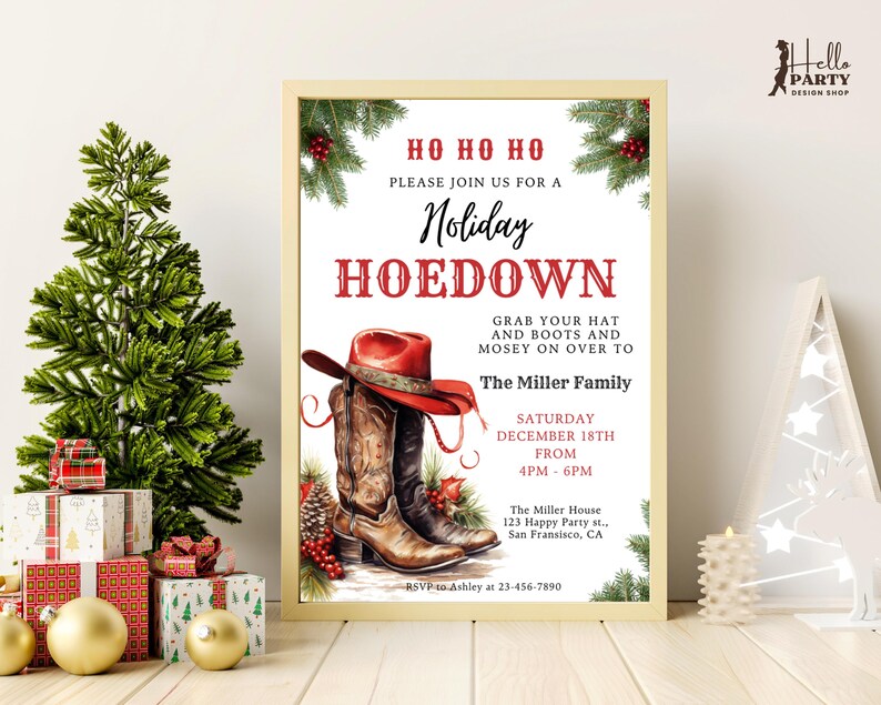 K&ouml;nnte beinhalten: Eine rechteckige Einladungskarte mit hellem Holzrahmen, die einen roten Cowboyhut und braune Lederstiefel zeigt. Der Text lautet: HO HO HO, PLEASE JOIN US FOR A Holiday HOEDOWN, GRAB YOUR HAT AND BOOTS AND MOSEY ON OVER TO.