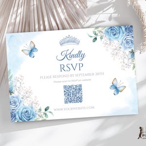 Blauwe QR-code van de RSVP-kaart voor Quinceañera, bewerkbare RSVP-insteekkaart 15e verjaardag bloemen vlinder Mis Quince Anos QR-code sjabloon voor antwoordkaart QB3