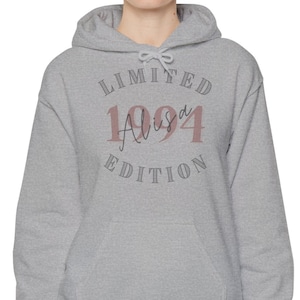 Sweatshirt, T-Shirt, Hoodie als Geschenk zum Geburtstag Limited Edition Jahr Namen personalisierbar mit Jahr und Namen Bild 1