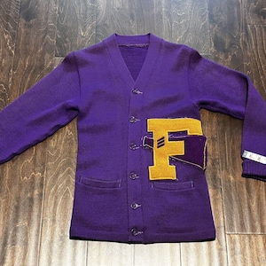 Suéter de la universidad con la letra "F" de la escuela secundaria de punto de lana color arena de los años 50 Leer