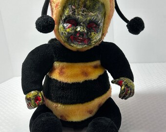 La original y aterradora muñeca pintada a mano de Dani Joy, Irene The Killer Bee de 2005