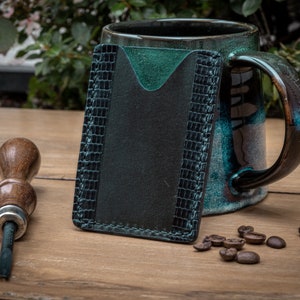 Porte-cartes fait main en cuir vert, veau box et cuir de lézard, minimaliste et élégant, fabriqué en France, parfait pour la vie de tous les jours