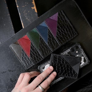 Porte-cartes fait main en cuir noir, veau box et cuir de crocodile, minimaliste et élégant, fabriqué en France, parfait au quotidien