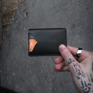 Porte-cartes gothique fait main en forme d'arche en cuir noir, cuir de veau box, minimaliste et élégant, fabriqué en France, parfait pour la vie de tous les jours