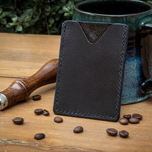 Porte-cartes en cuir marron fait main, cuir de veau box, minimaliste et élégant, fabriqué en France, parfait pour la vie de tous les jours