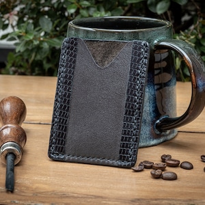Porte-cartes fait main en cuir marron, veau box et cuir de lézard, minimaliste et élégant, fabriqué en France, parfait pour la vie de tous les jours