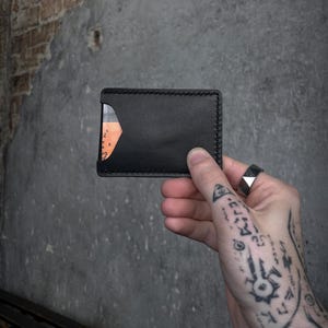 Porte-cartes gothique fait main en forme d'arche en cuir noir, cuir de veau box, minimaliste et élégant, fabriqué en France, parfait pour la vie de tous les jours