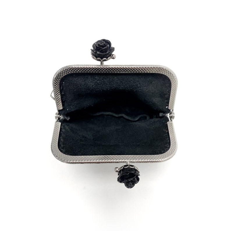 Porte-monnaie en cuir noir avec cadenas roses en métal, cuir véritable, maroquinerie faite main, style gothique et floral, fabriqué en France image 5