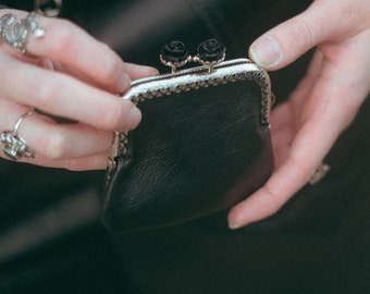 Portamonete in pelle nera con chiusura a bacio con rose in metallo, vera pelle, pelletteria fatta a mano, stile gotico e floreale, prodotto in Francia