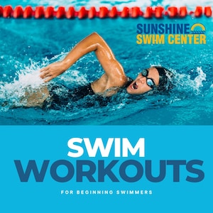 Könnte beinhalten: Eine Person schwimmt im Kraulstil in einem Pool, trägt eine Schwimmbrille und eine Badekappe. Das Bild enthält den Text "Sunshine Swim Center" und "Swim Workouts for Beginning Swimmers".
