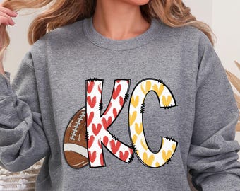 Sudadera de fútbol de Kansas City, camiseta del equipo de fútbol de KC, regalo para fanáticos, ropa para el portón trasero, amor por el fútbol, cuello redondo KC Pride, camiseta KC Hearts