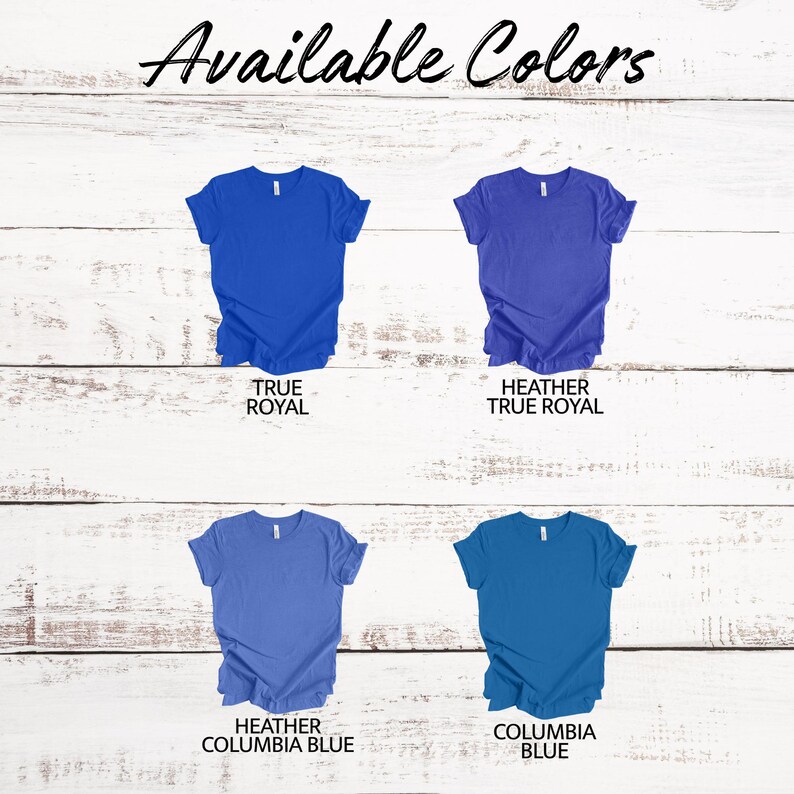 Op de afbeelding: Vier T-shirts in verschillende tinten blauw. De shirts liggen plat op een witte houten achtergrond. De kleuren zijn True Royal, Heather True Royal, Heather Columbia Blue en Columbia Blue.