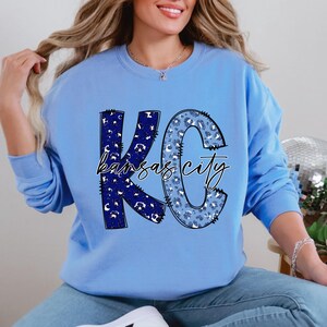 Kansas City Baseball KC Leopardmönstrad Crewneck-tröja | Kungsblå Kläder och Utrustning för Team Tailgate bild 2