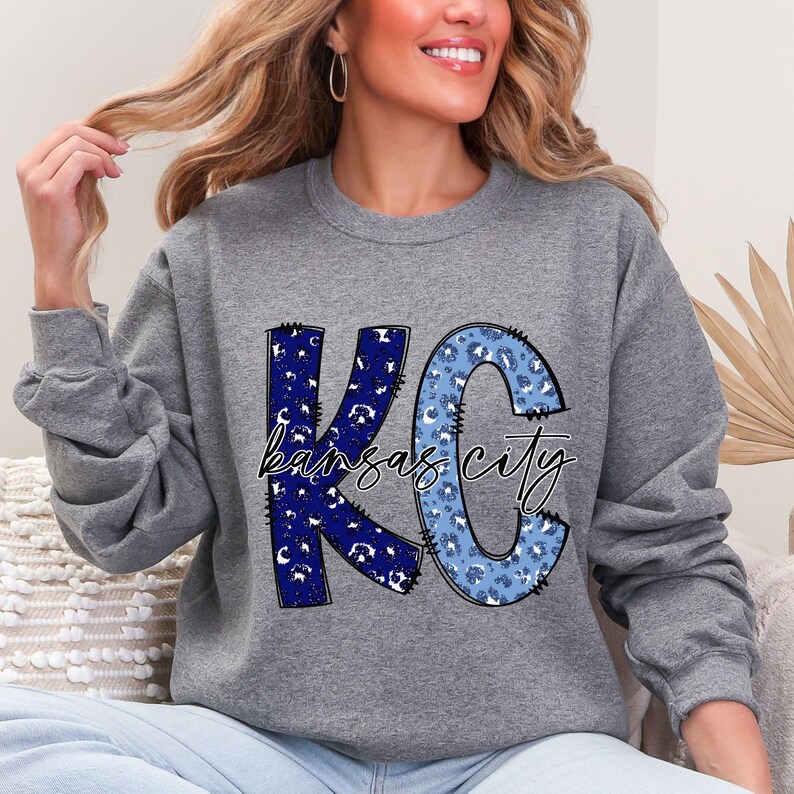 Kansas City Baseball KC Leopardmönstrad Crewneck-tröja | Kungsblå Kläder och Utrustning för Team Tailgate bild 4