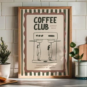 Pode incluir: Um cartaz emoldurado com tema de café. O cartaz apresenta as palavras "Coffee Club Served Daily" e uma ilustração de uma máquina de café com duas pessoas. A moldura tem uma borda listrada marrom e verde. O texto "Today's Good Mood Sponsored by Coffee" está na parte inferior.