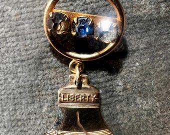 Pin vintage de campana de la libertad con diamantes de imitación
