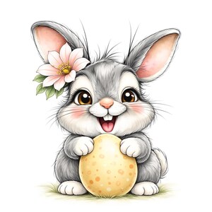 Puede incluir: Ilustraci&oacute;n de dibujos animados de un conejito gris sosteniendo un huevo de Pascua amarillo. El conejito tiene una flor rosa en la oreja y est&aacute; sonriendo. Fondo blanco con un poco de hierba verde.
