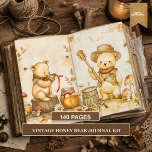 Könnte beinhalten: Ein offenes Journal-Set mit 140 Seiten, das Illustrationen von Bären, Honigtöpfen und Pilzen in warmen Farben zeigt. Die Seiten enthalten den Text 140 PAGES und VINTAGE HONEY BEAR JOURNAL KIT sowie ein Banner für einen digitalen Download.