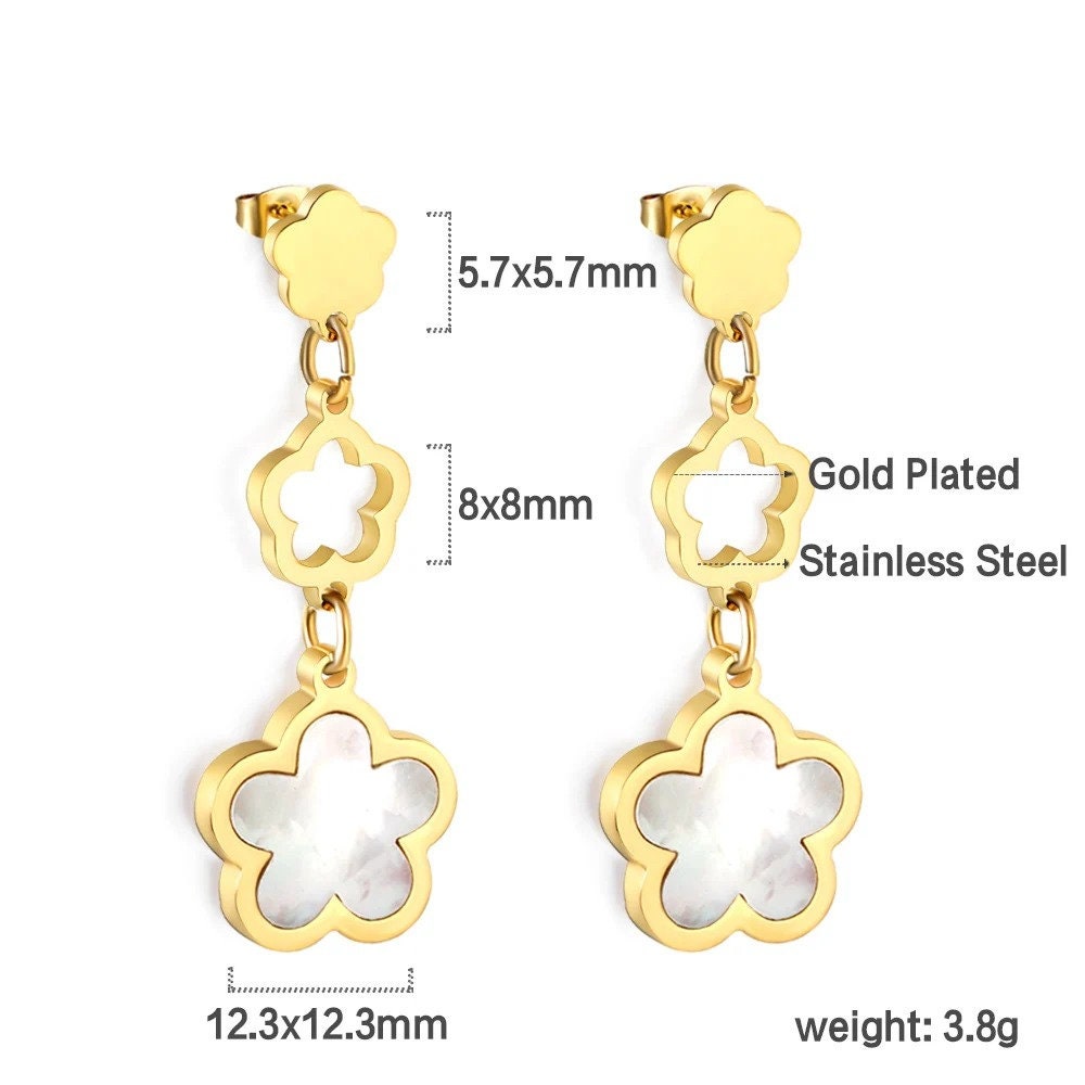 ゴールド花形スタッドイヤリング ゴールドフラワーイヤリング、普段使いにぴったりな繊細な花柄スタッド