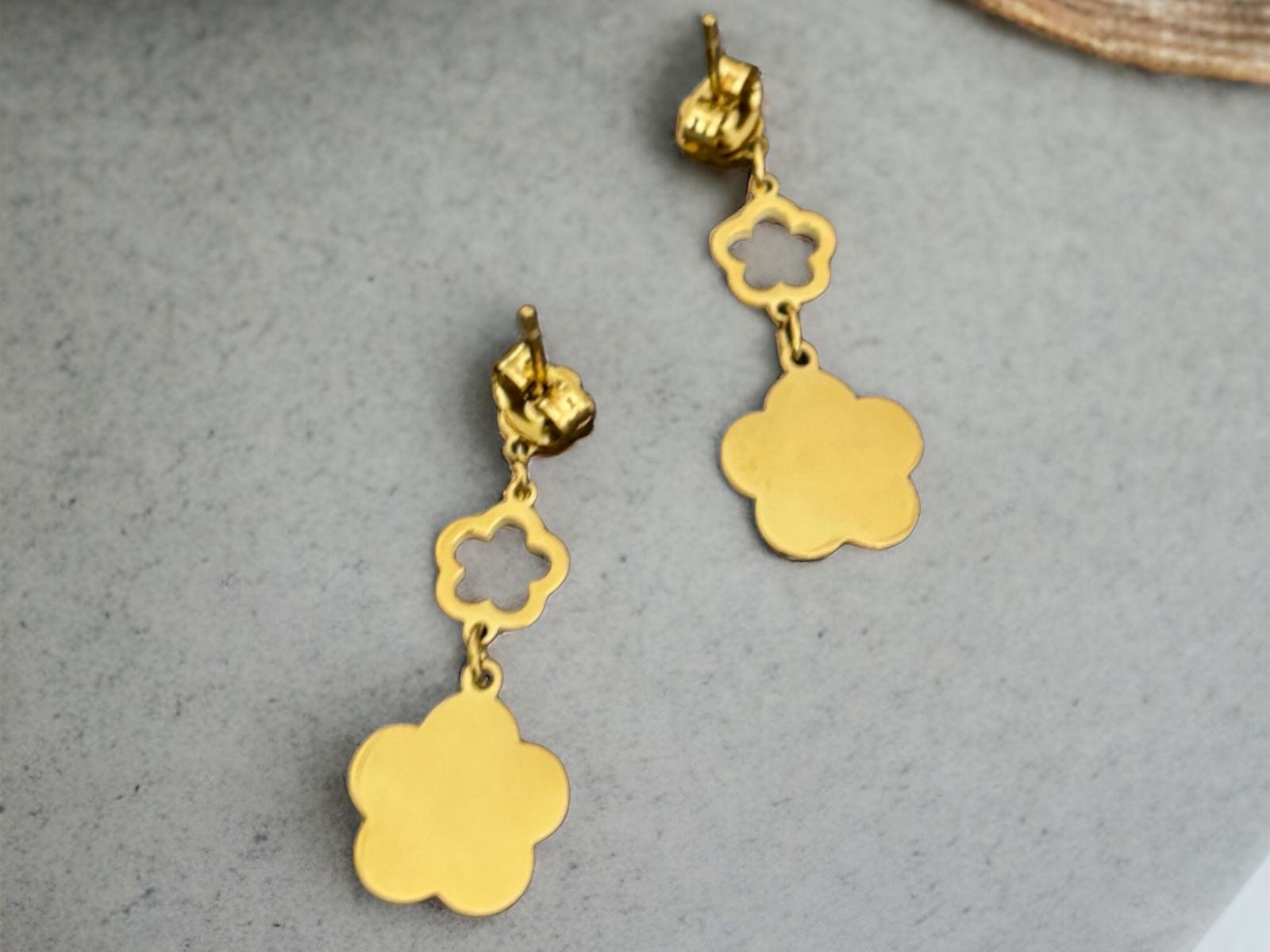 ゴールドフラワーイヤリング、普段使いにぴったりな繊細な花柄スタッド