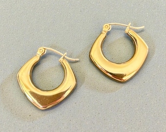 Geometrische Gold-Creolen • Handgefertigte Gold-Creolen • Moderne Minimal-Ohrringe • Statement-Goldschmuck • Trendige Alltags-Creolen