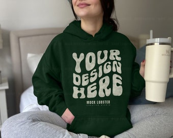 Maqueta de sudadera con capucha Gildan 18500 verde bosque / Maqueta de modelo real de sudadera con capucha G185 y vaso Stanley / Maqueta de sudadera informal neutra Cozycore
