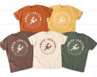 Camiseta Comfort Colors 1717 Group | Camiseta 1717 Marfim Mostarda Musgo Inhame Espresso Flat Lay | Estética de Ação de Graças Terrosa para Acampamento de Outono
