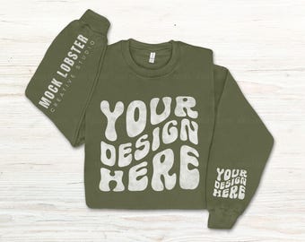Gildan 18000 - Sweat-shirt vert militaire Mockup à manches longues et plat | Maquette à plat imprimé sur les manches gauche et droite, maquette Gildan G180 Crew Floor Fold
