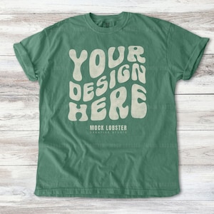 Comfort Colors 1717 Hellgrün Mockup | Flat Lay Comfort Color C1717 T-Shirt Mock-Up | Trendy Holzboden Flatlay Canva TShirt Mock
