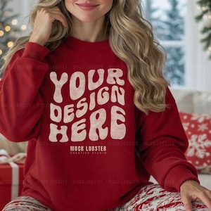 Gildan 18000 Cardinal Red Sweatshirt Mockup | G180 Gemütlicher Casual Urlaub Oversize Weihnachten Rundhals | Trendiges Neutrales Winter Model Mock-up