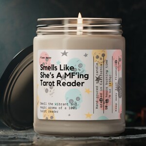 Cheira como se ela fosse uma vela de leitora de tarô MF'ing, presente de cartas de tarô, vela de tarô, presente de leitura futura, vela Bestie, vela Mystic Arts, 9 onças
