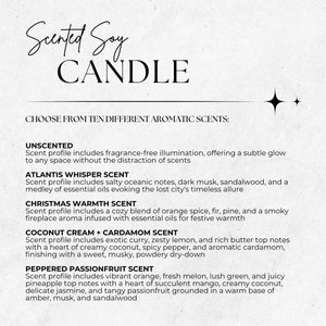 Puede incluir: Un fondo blanco con texto negro que enumera diez opciones diferentes de velas de soja perfumadas. El texto dice "Scented Soy Candle" y "Elige entre diez aromas diferentes:" seguido de una lista de aromas: Sin aroma, Aroma de susurro de Atlantis, Aroma de calidez navide&ntilde;a, Aroma de crema de coco y cardamomo, Aroma de maracuy&aacute; con pimienta.