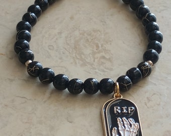 Bracelet de perles avec breloque main squelette, pierre tombale, cimetière gothique