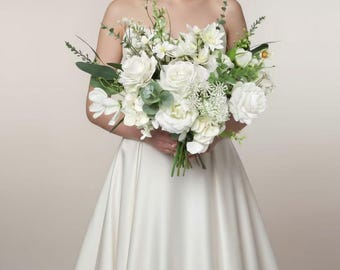 Ramo de novia verde y blanco, flores de boda en tonos neutros, elegante ramo de novia estilo jardín, ceremonia al aire libre, flor de seda de tacto real.